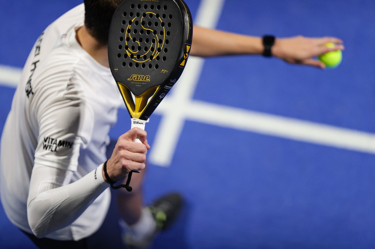 Giocatore di padel pronto a colpire